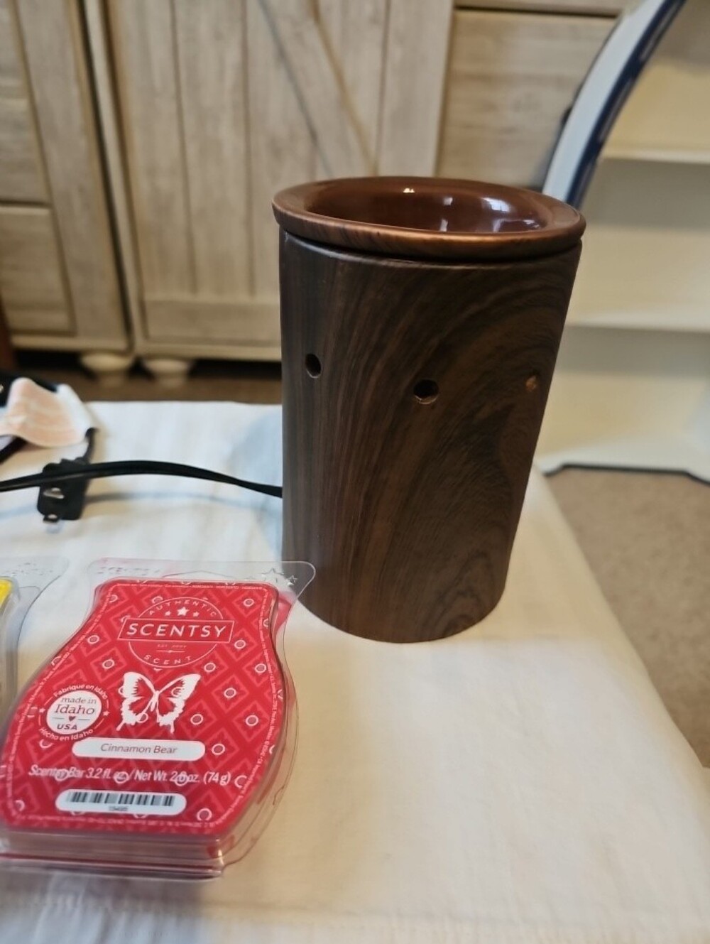 Scentsy Oak Wax Warmer Faux Wood Grain Brown Retired NEW! Never Used W/ 2pk Bars